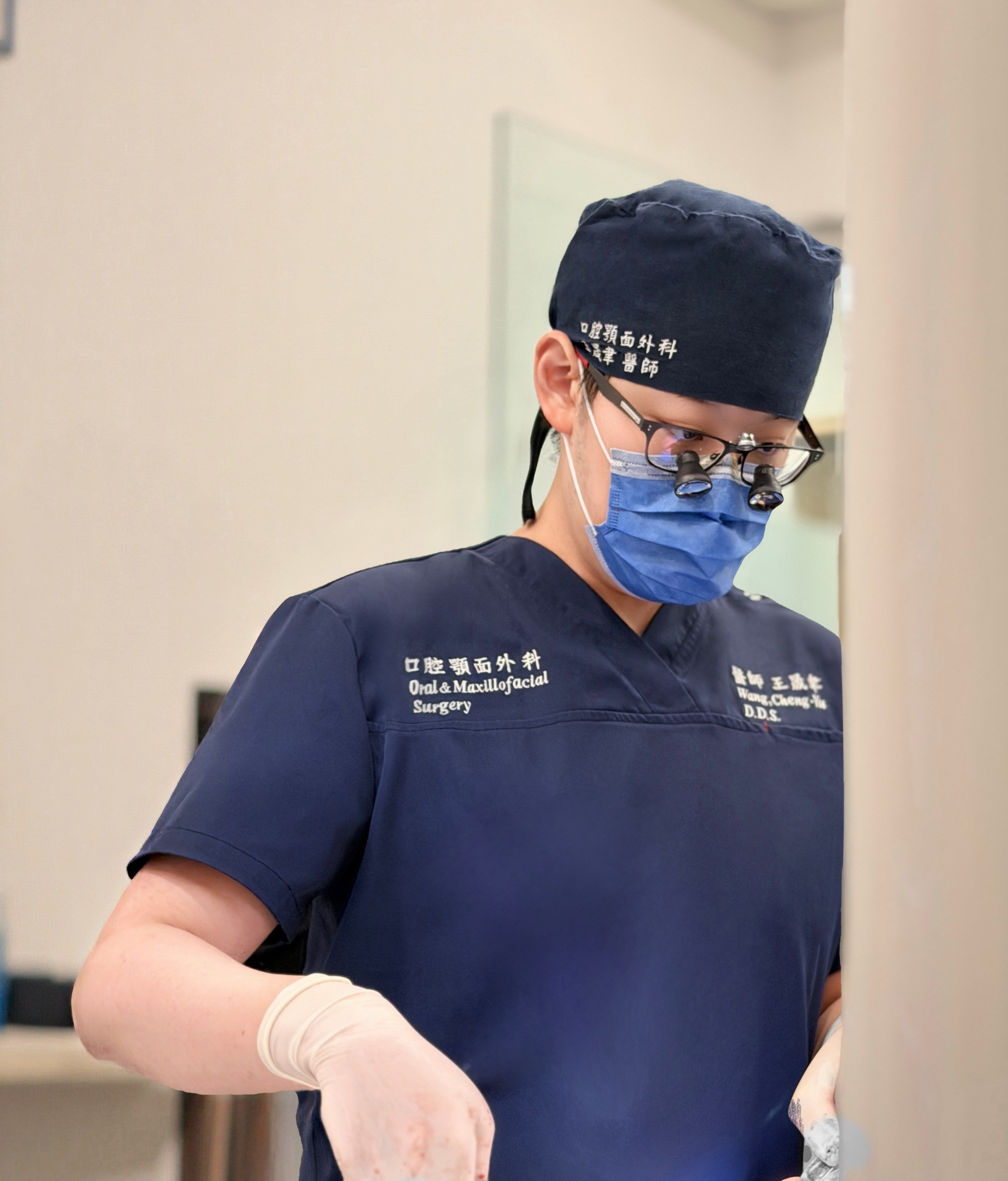 王晟聿醫師正在為患者動手術.JPG