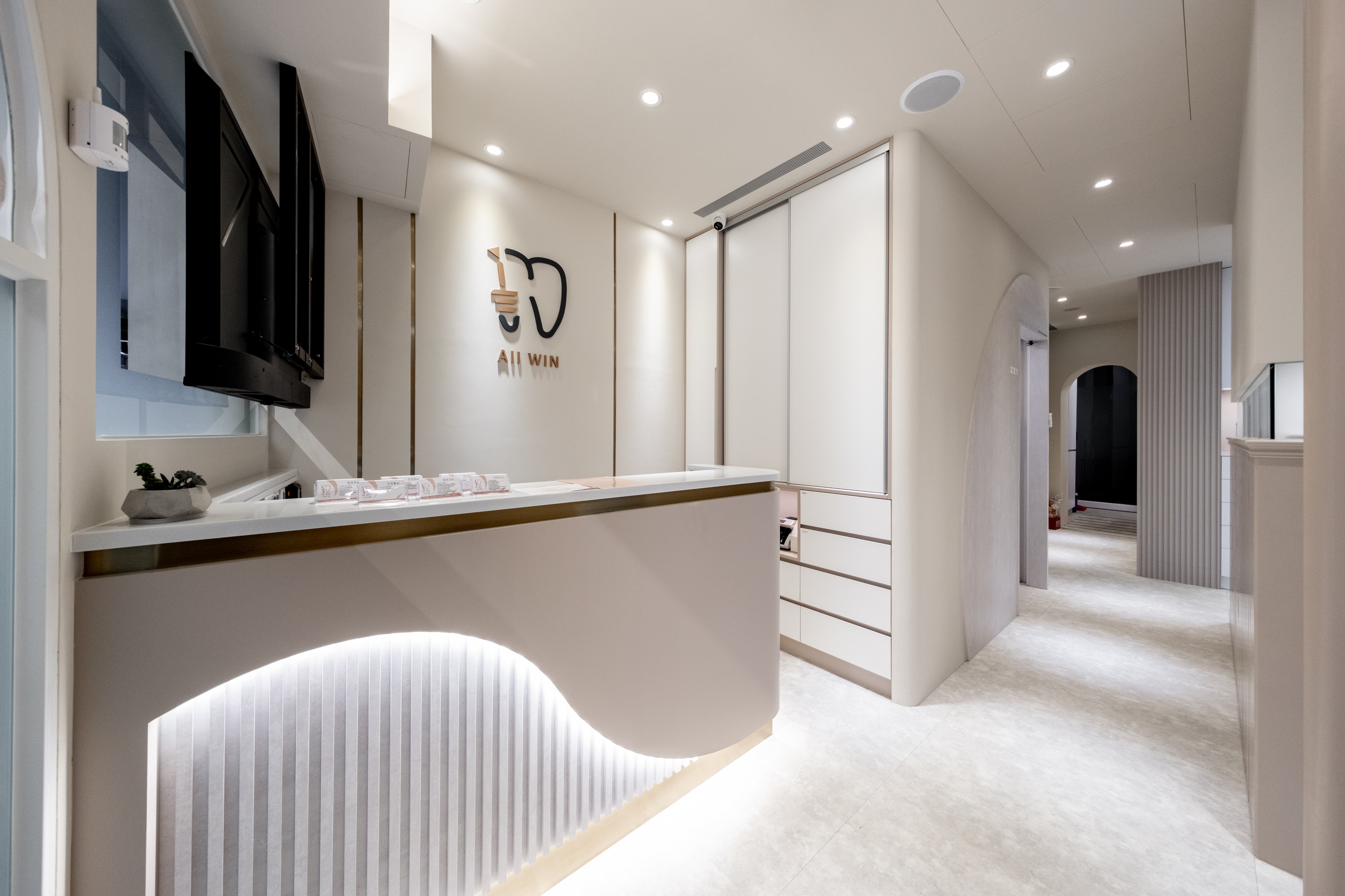千盈牙醫診所櫃台.jpg